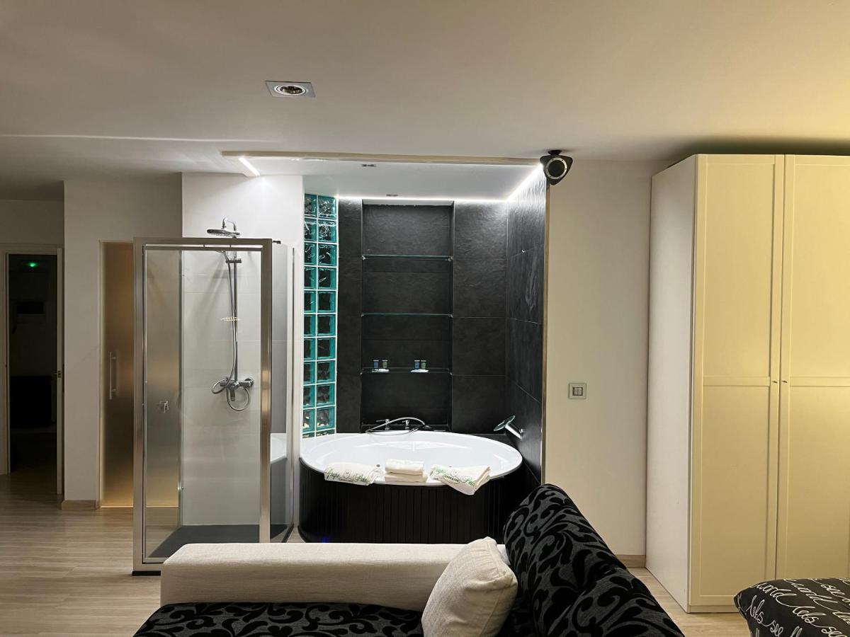 Apartment Black And White Suitte 