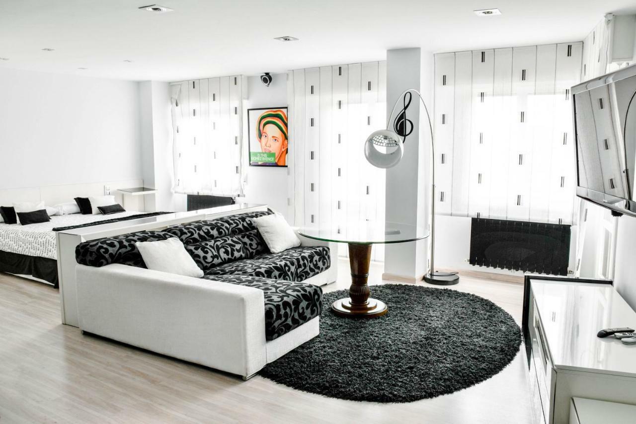 Apartment Black And White Suitte 